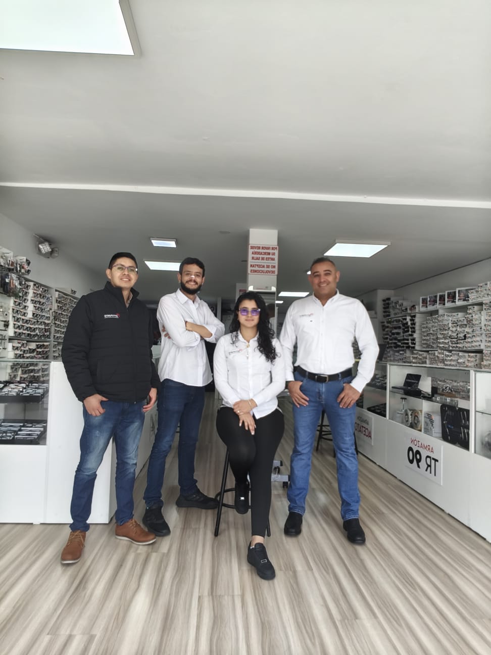 Visítenos en nuestro local. Av. Versalles No. 20-29 Entre Bolivia y 18 de Septiembre.